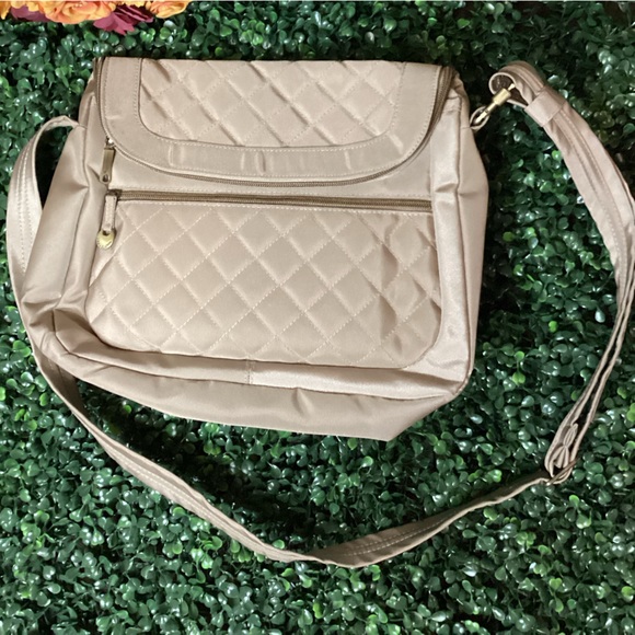 NWOT Travelon Anti Theft Quilted Bag with RFID Wallet - Picture 3 of 14